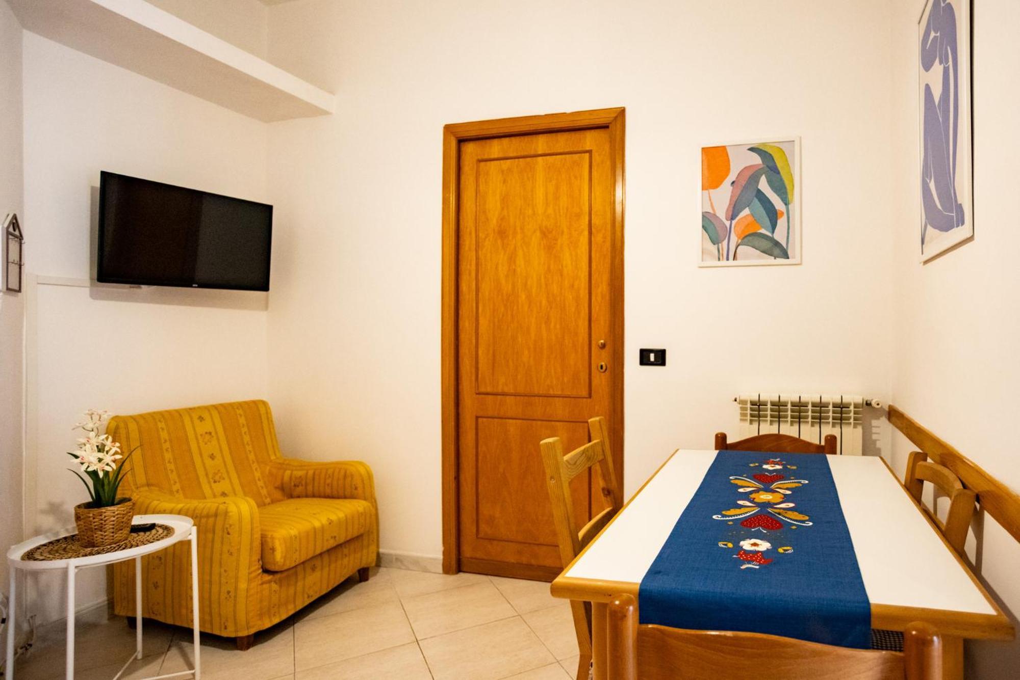 Apartment Via Mezzocannone 97 Naples
